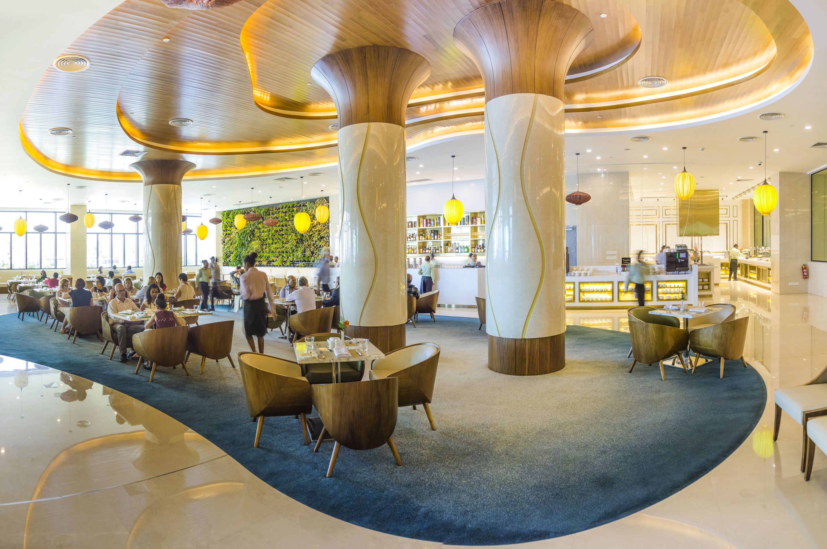 2 restaurants, breakfast served