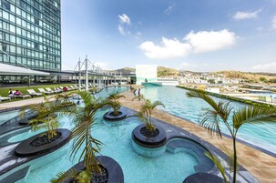 Una piscina al aire libre, camas de piscina gratis