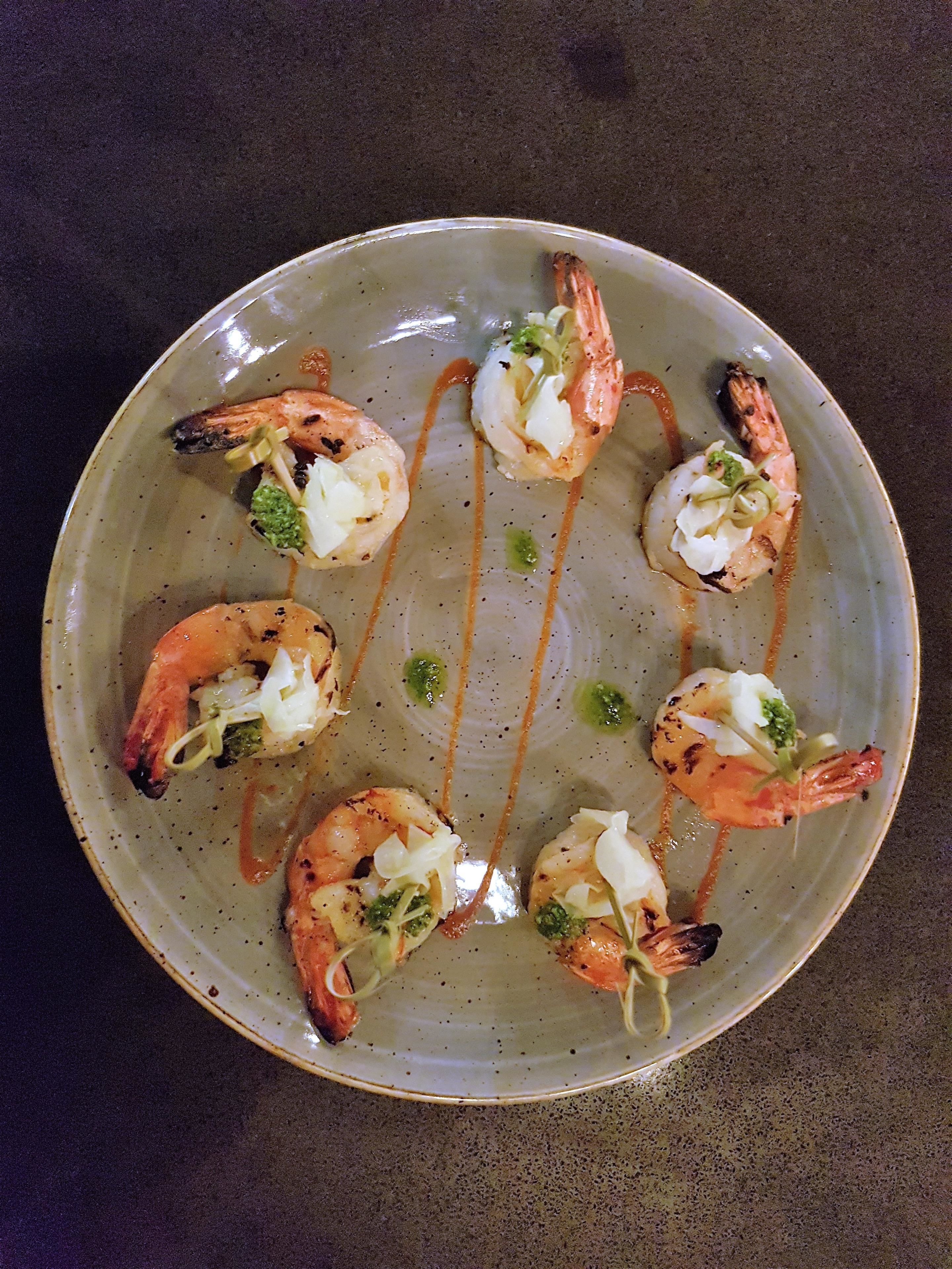 2 restaurantes, se sirve desayuno 