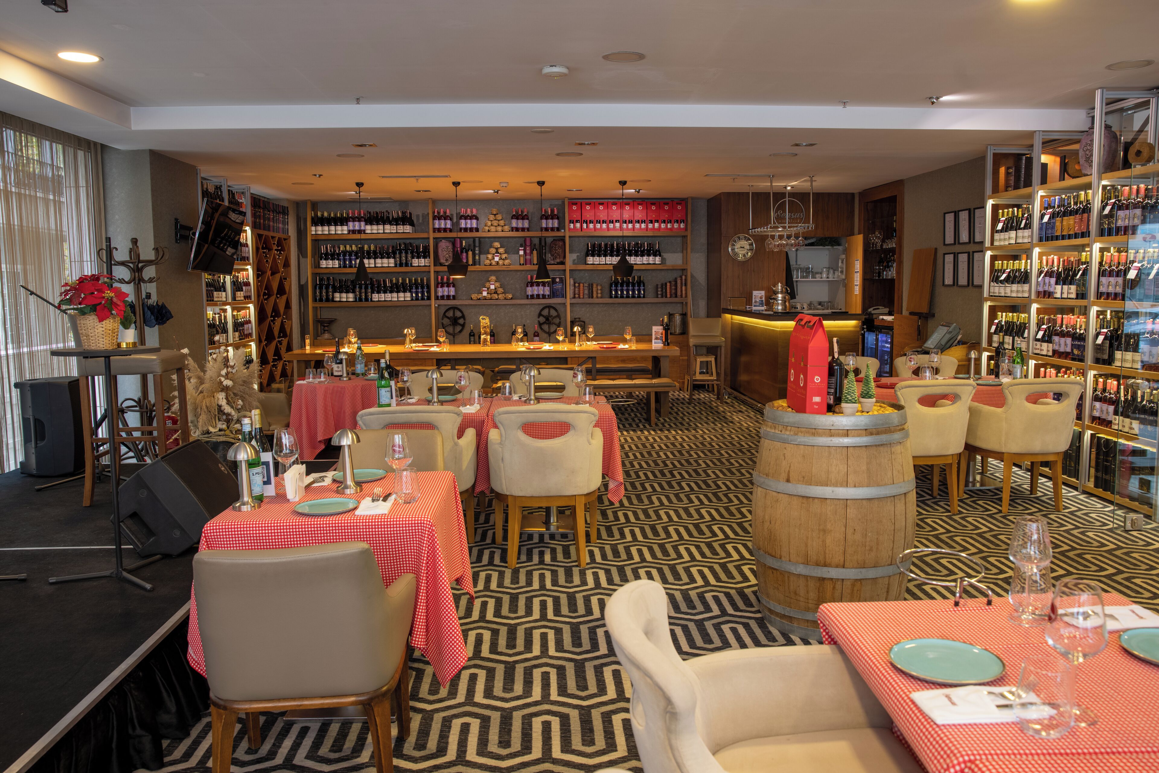 breakfast, lunch, dinner served; international cuisine