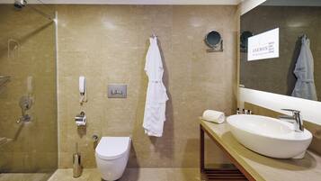 Suite | Bathroom | Shower, free toiletries, hair dryer, slippers