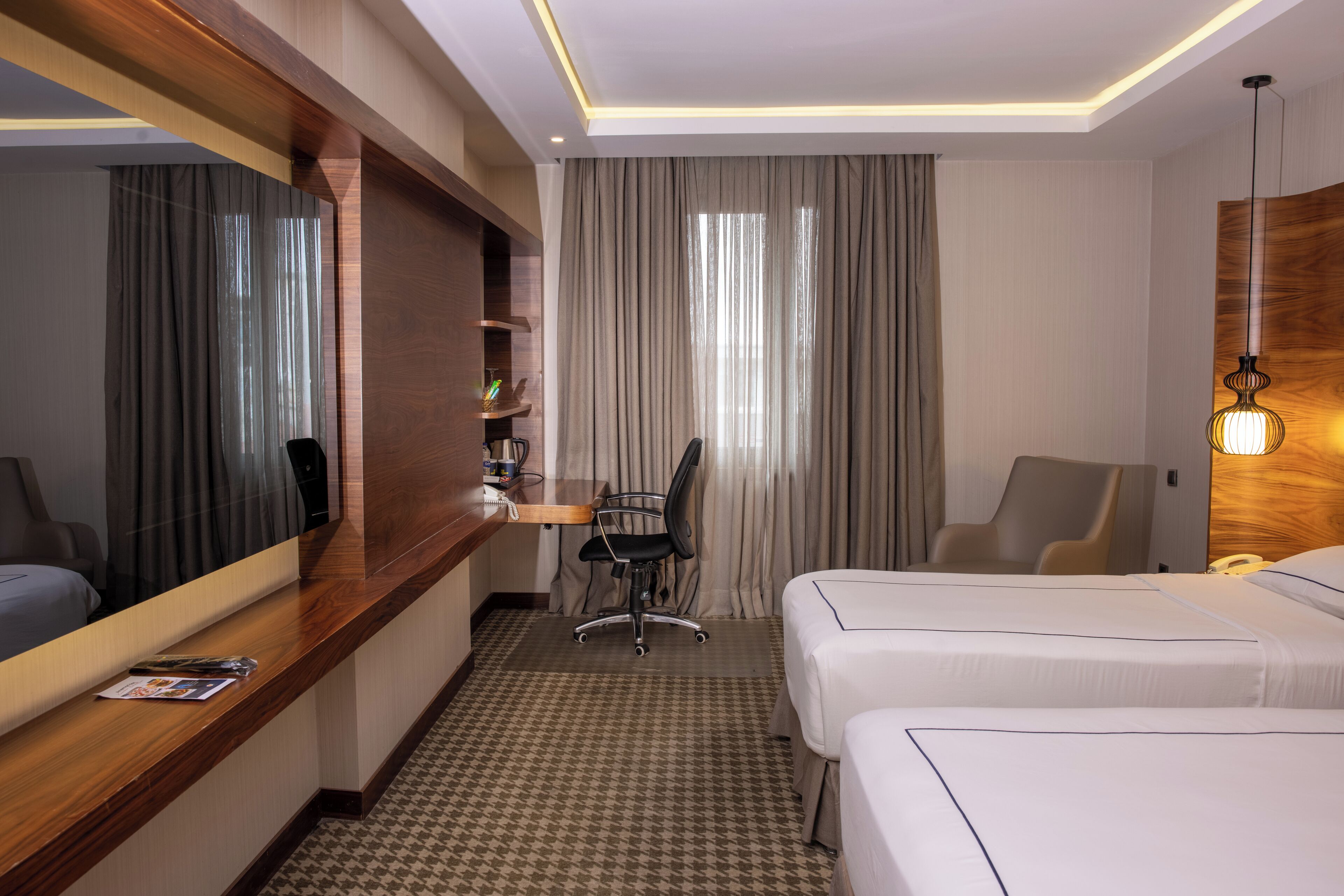 deluxe room | minibar, in-room safe, desk, soundproofing