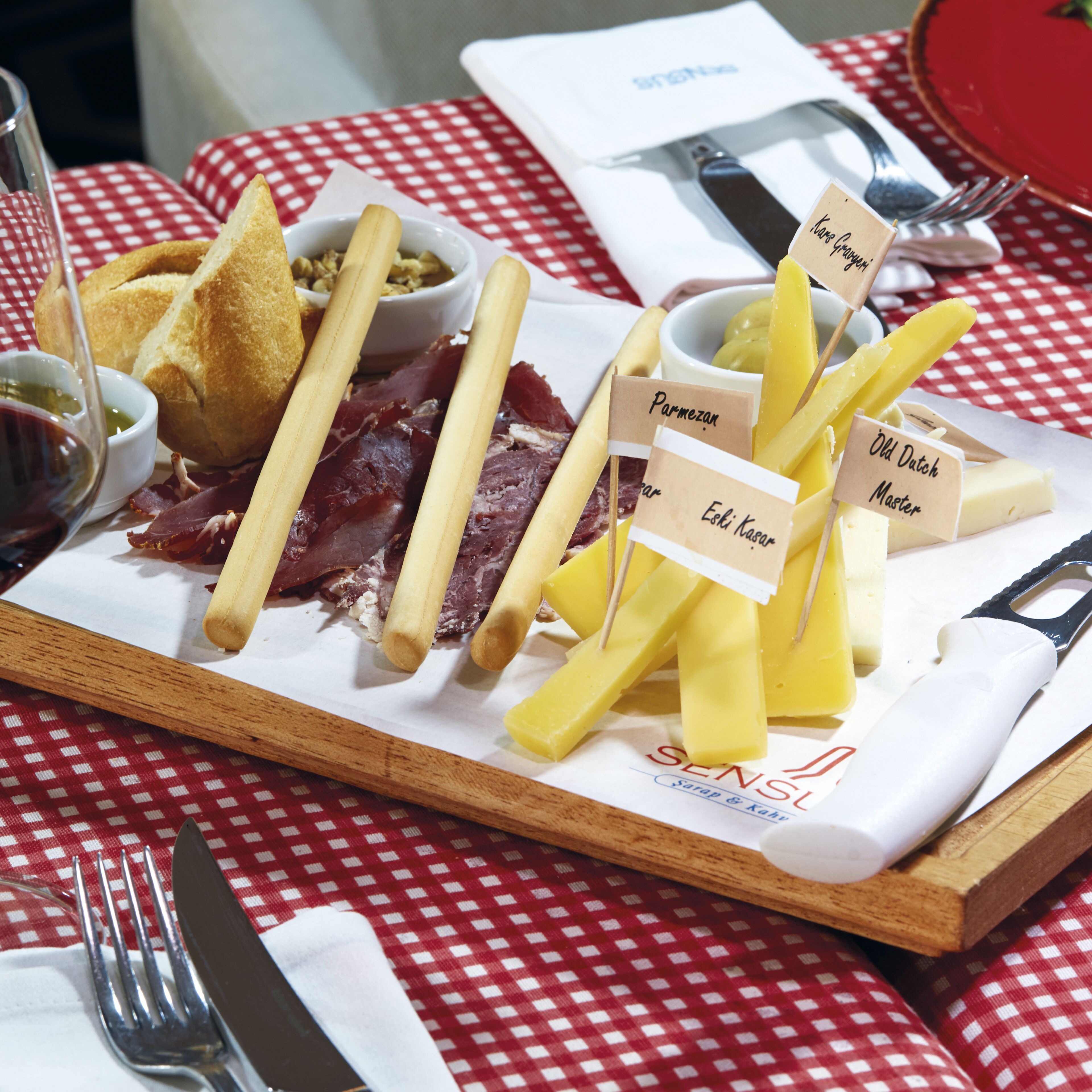 breakfast, lunch, dinner served; international cuisine