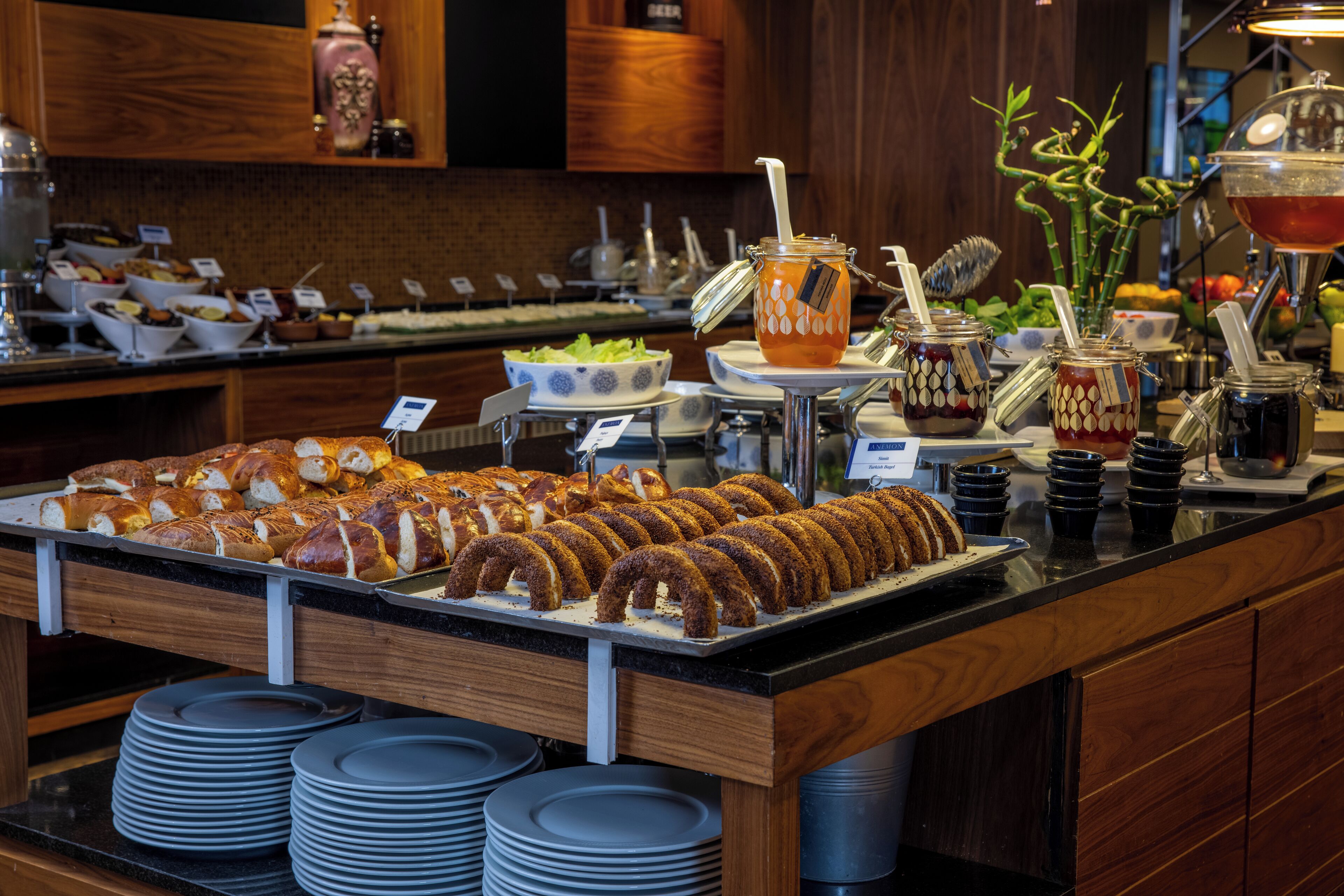 breakfast, lunch, dinner served; international cuisine