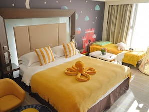 Superior kamer (Family, 1 double bed, 1sofa bed) | 1 slaapkamer, luxe beddengoed, een kluis op de kamer, een bureau