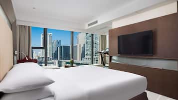 Suite, vistas a la ciudad (1 double bed) | 1 dormitorio, ropa de cama de alta calidad, caja fuerte y escritorio