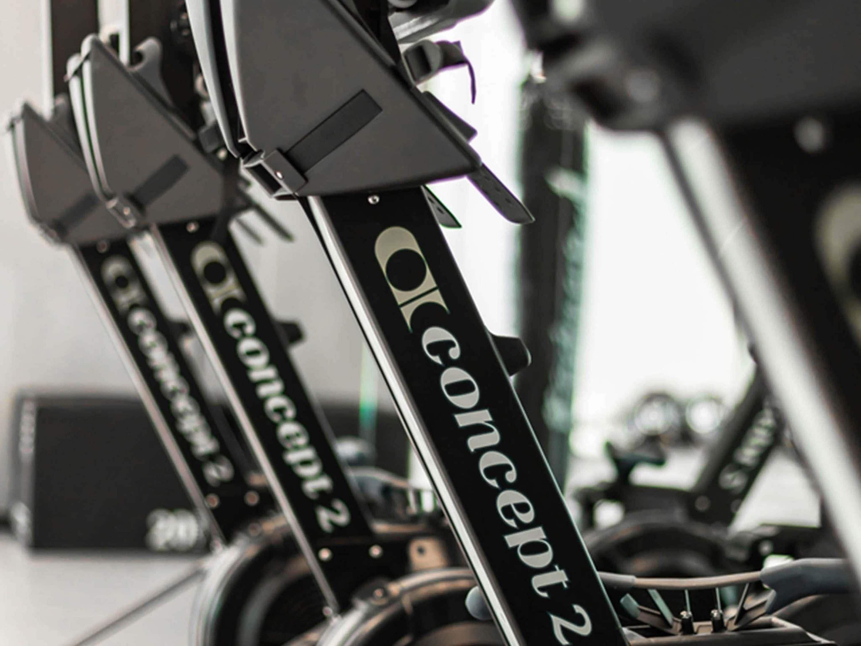 Bicicletas estáticas de ejercicio, marca 'Concept 2', en un gimnasio.