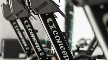 Bicicletas estáticas de ejercicio, marca 'Concept 2', en un gimnasio.
