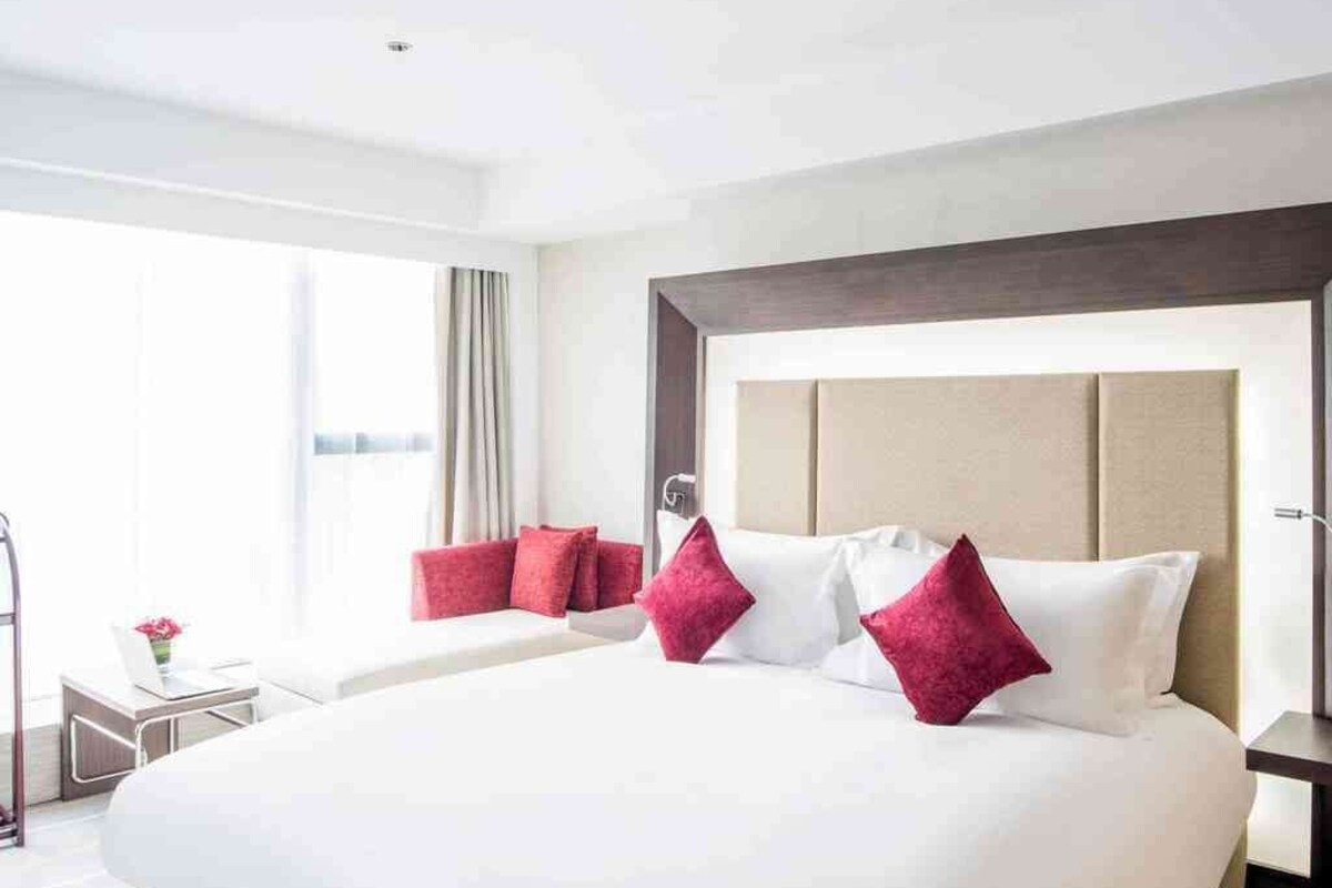 Habitación superior (Family, 1 double bed, 1sofa bed) | 1 dormitorio, ropa de cama de alta calidad, caja fuerte y escritorio