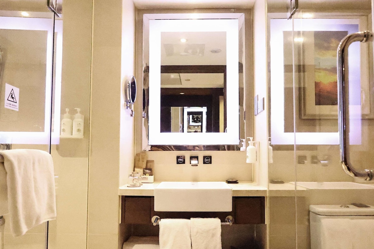 1 bedroom, premium bedding, in-room safe, desk