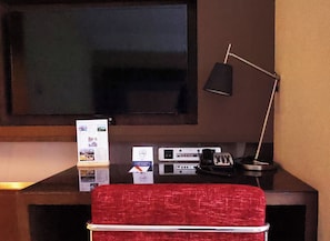 1 bedroom, premium bedding, in-room safe, desk