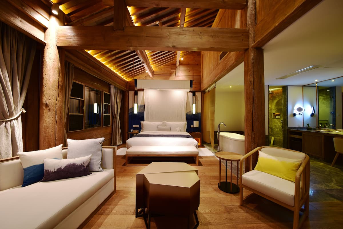 deluxe room, 1 double bed, courtyard view | minibar, in-room safe, soundproofing, free wifi