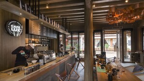 Phục vụ bữa trưa và bữa tối 