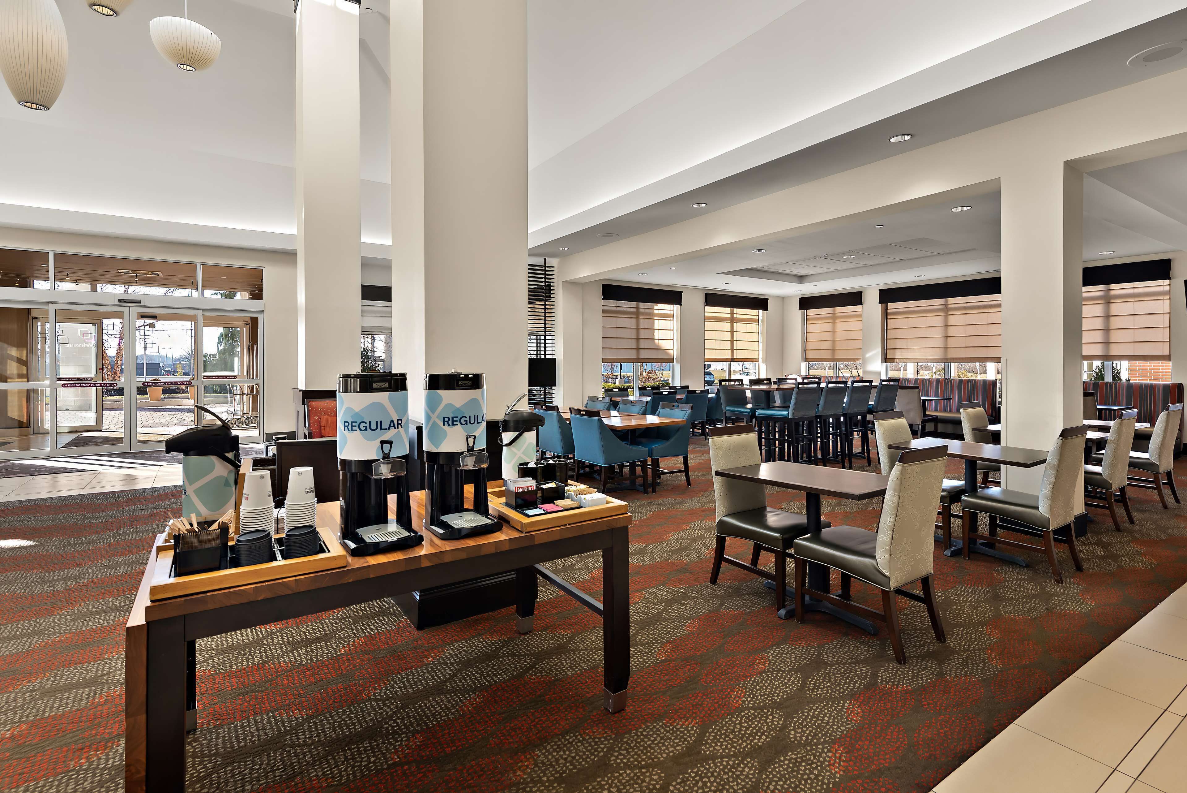 Desayuno completo diario (USD 12.00 por persona)