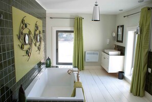 Deluxe Suite, 1 Queen Bed with Sofa bed (À poings fermés) | Bathroom