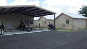 BBQ/picnic Area - Brush Country Lodge (Pleasanton)