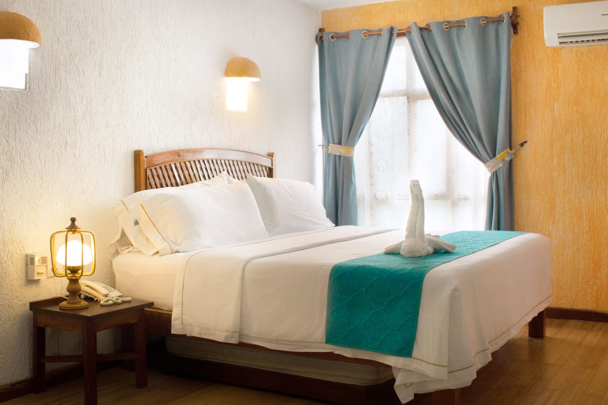 business room, 1 queen bed | 1 bedroom, down duvets, minibar, in-room safe