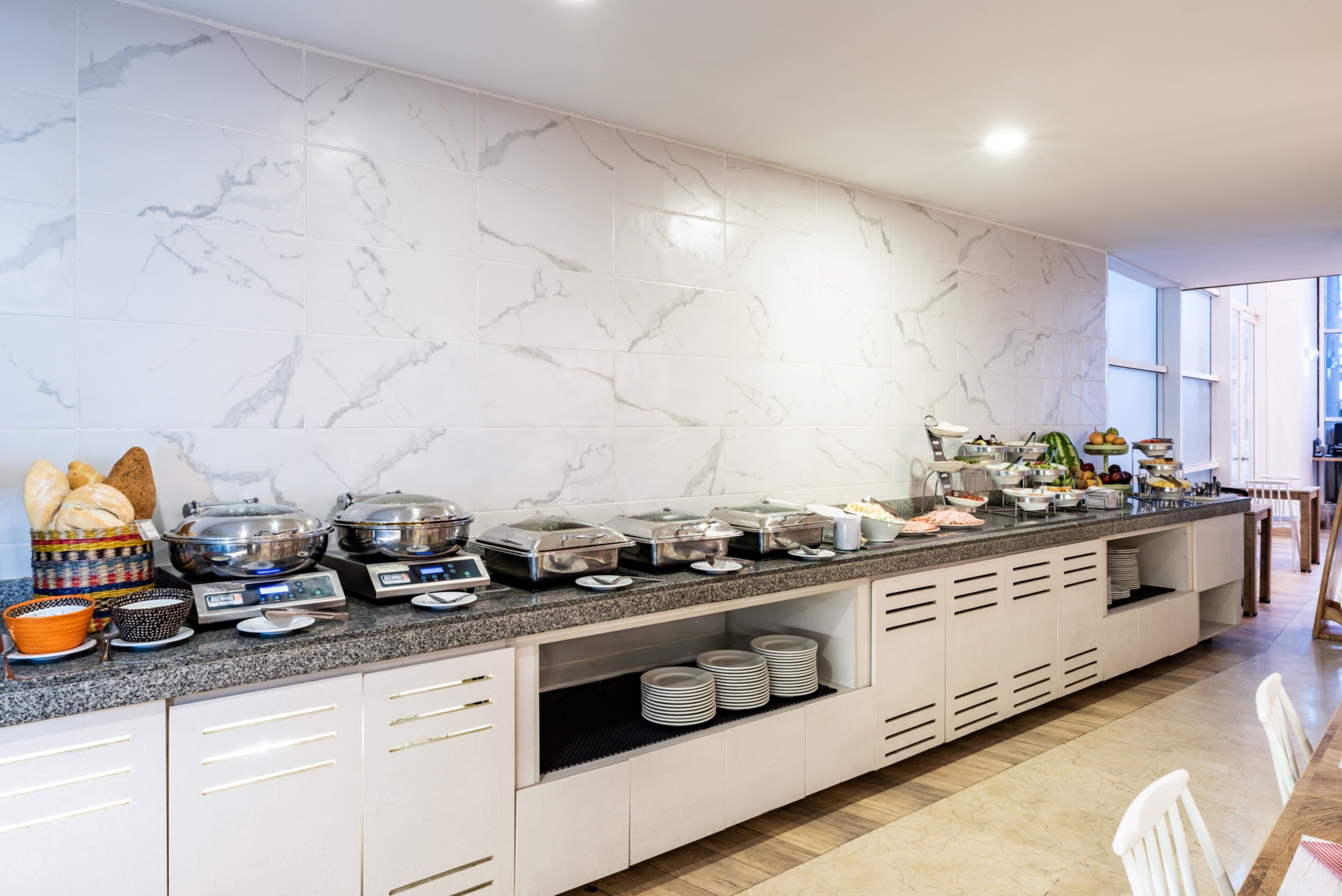 Montaje de bufé con diferentes alimentos y recipientes para servir.