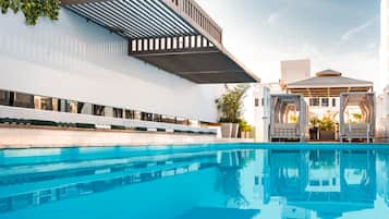 Piscine extérieure, chaises longues