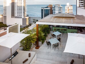 Utendørsbasseng og solsenger