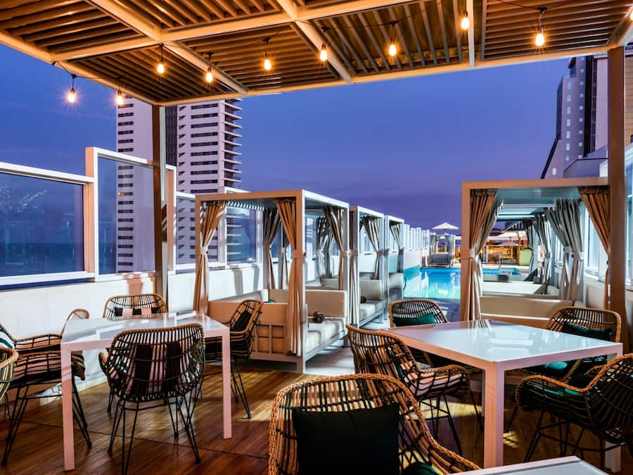 Piscina externa, espreguiçadeiras