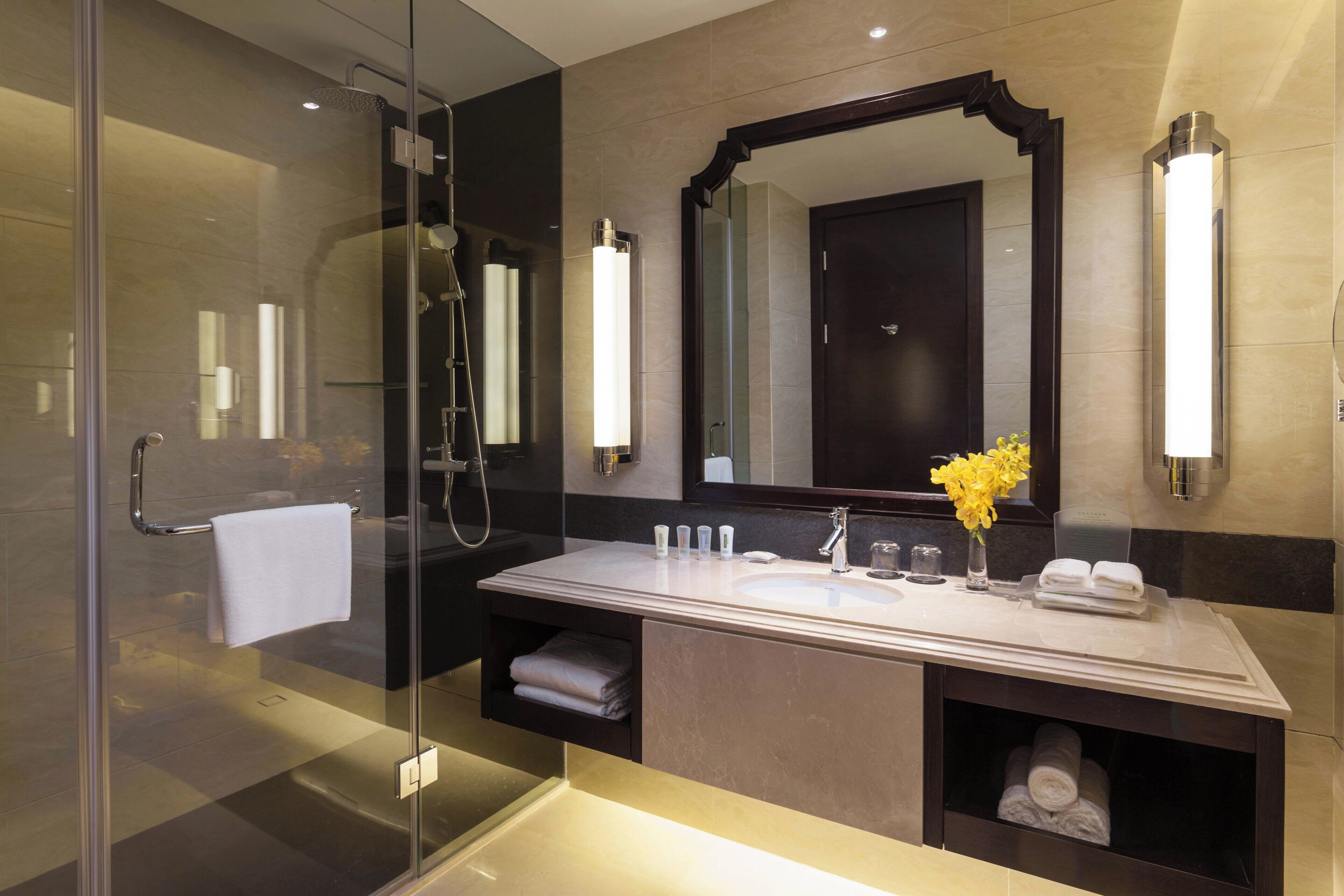 Amenidades de baño gratuitas, secadora de cabello, batas, pantuflas 