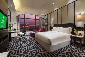 Standardrum - 1 kingsize-säng - tillgång till Club Lounge | 4 sovrum, minibar och värdeförvaringsskåp på rummet