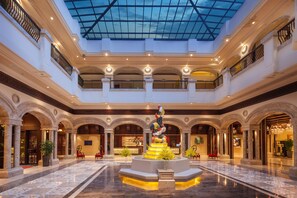 A spacious atrium with a high ceiling, marble flooring, and a central decorative fountain. - Holiday Inn Airport Guangzhou by IHG (Guangzhou)