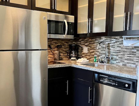 Refrigerador con freezer, microondas, placa de cocina, lavavajillas
