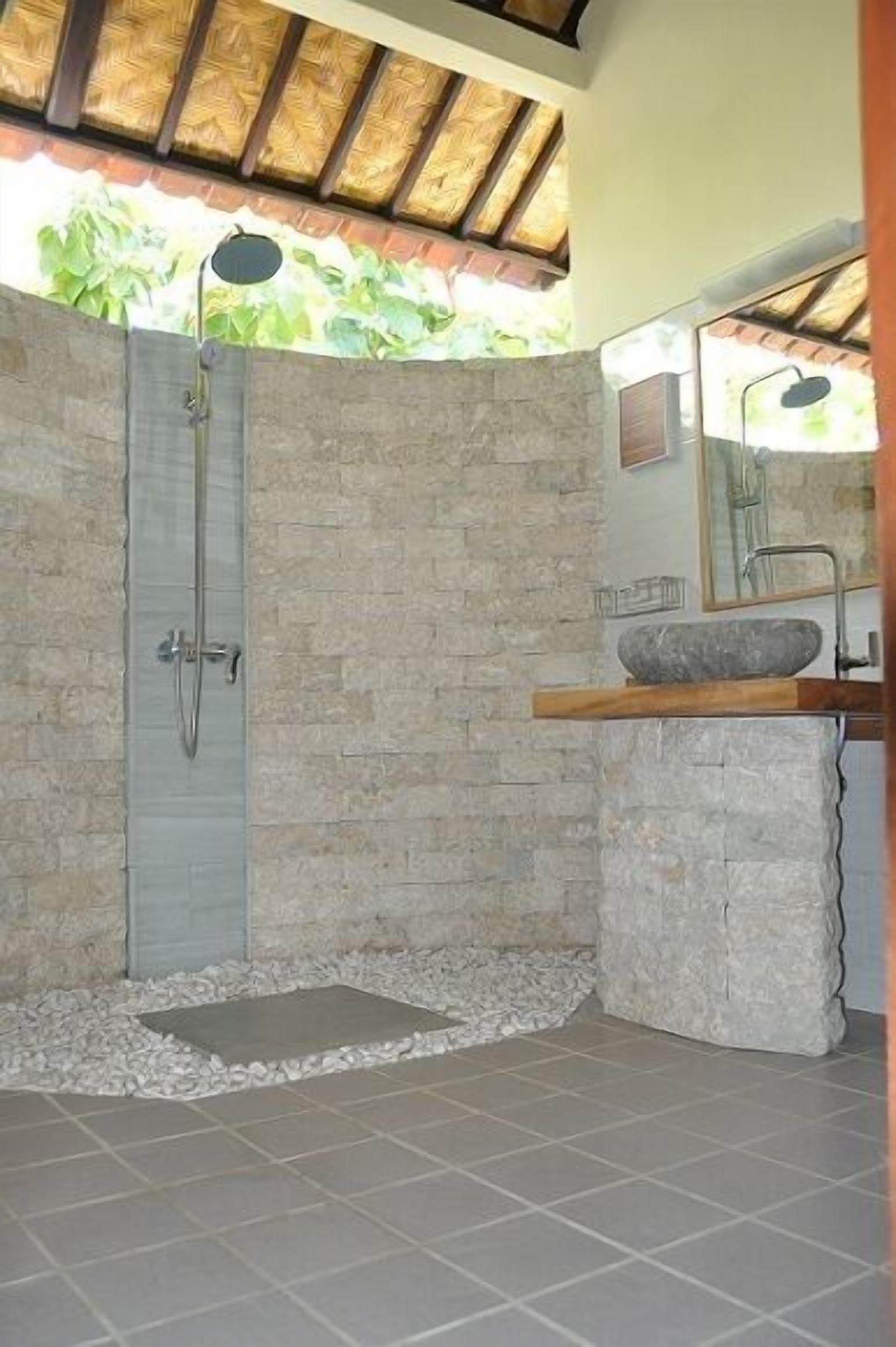 bungalow | bathroom | shower, free toiletries, hair dryer, towels