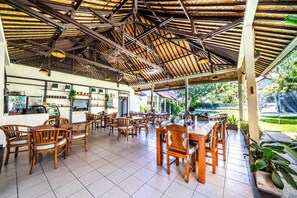 朝食、ランチ、ディナーに営業 (インドネシア料理)