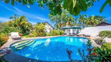 Outdoor pool, pool umbrellas, sun loungers