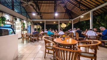 ์์นจ ์์ฌ, ์ ์ฌ ์์ฌ, ์ ๋
์์ฌ ์ ๊ณต, ์ธ๋๋ค์์ ์๋ฆฌ