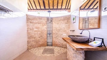 Bungalow | Bathroom | Shower, free toiletries, hair dryer, towels