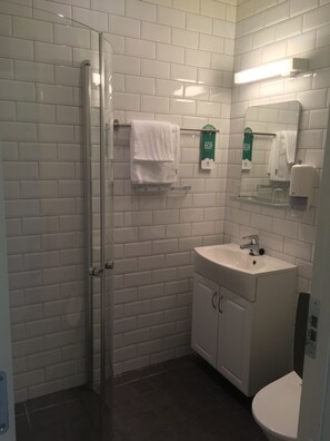 Dusch, hårtork och handdukar
