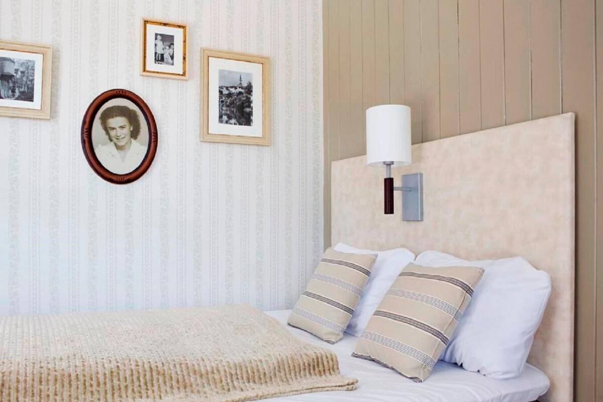 Escritorio, wifi gratis, ropa de cama
