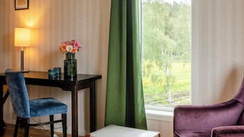 Escritorio, wifi gratis y ropa de cama