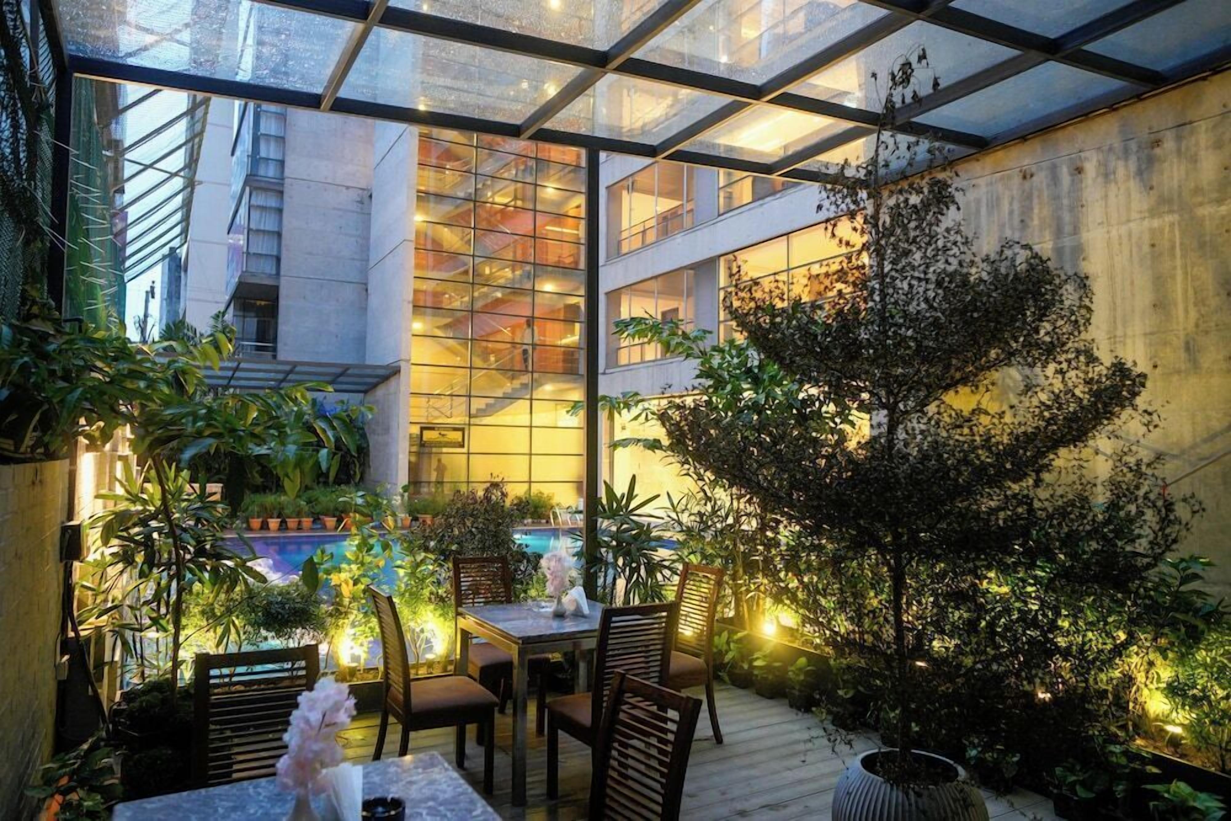 Breakfast, lunch, dinner served; international cuisine 