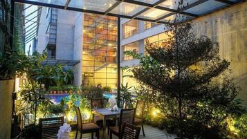 Breakfast, lunch, dinner served; international cuisine