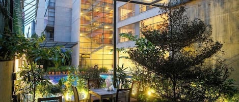 Breakfast, lunch, dinner served; international cuisine