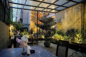 Breakfast, lunch, dinner served; international cuisine