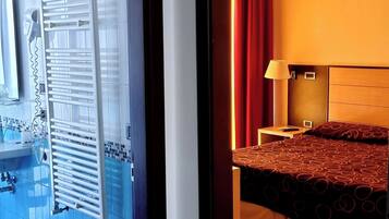 Skrivbord, arbetsyta för laptop, ljudisolering och gratis wi-fi