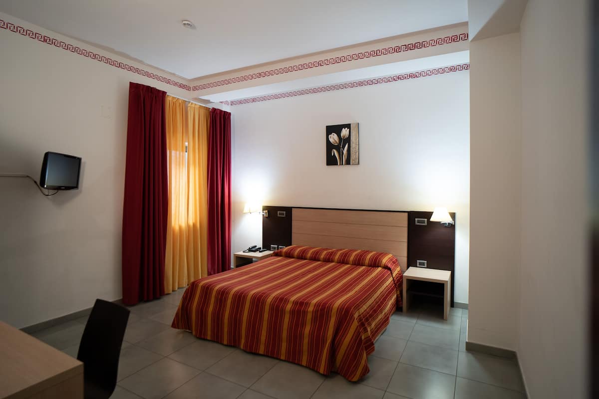 Desk, laptop workspace, soundproofing, free WiFi