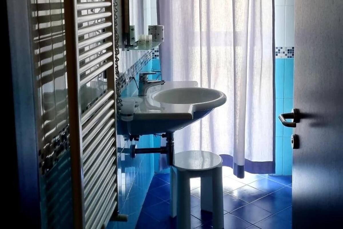 104 CAMERA MATRIMONIALE | Bathroom | Free toiletries, hair dryer, bathrobes, bidet