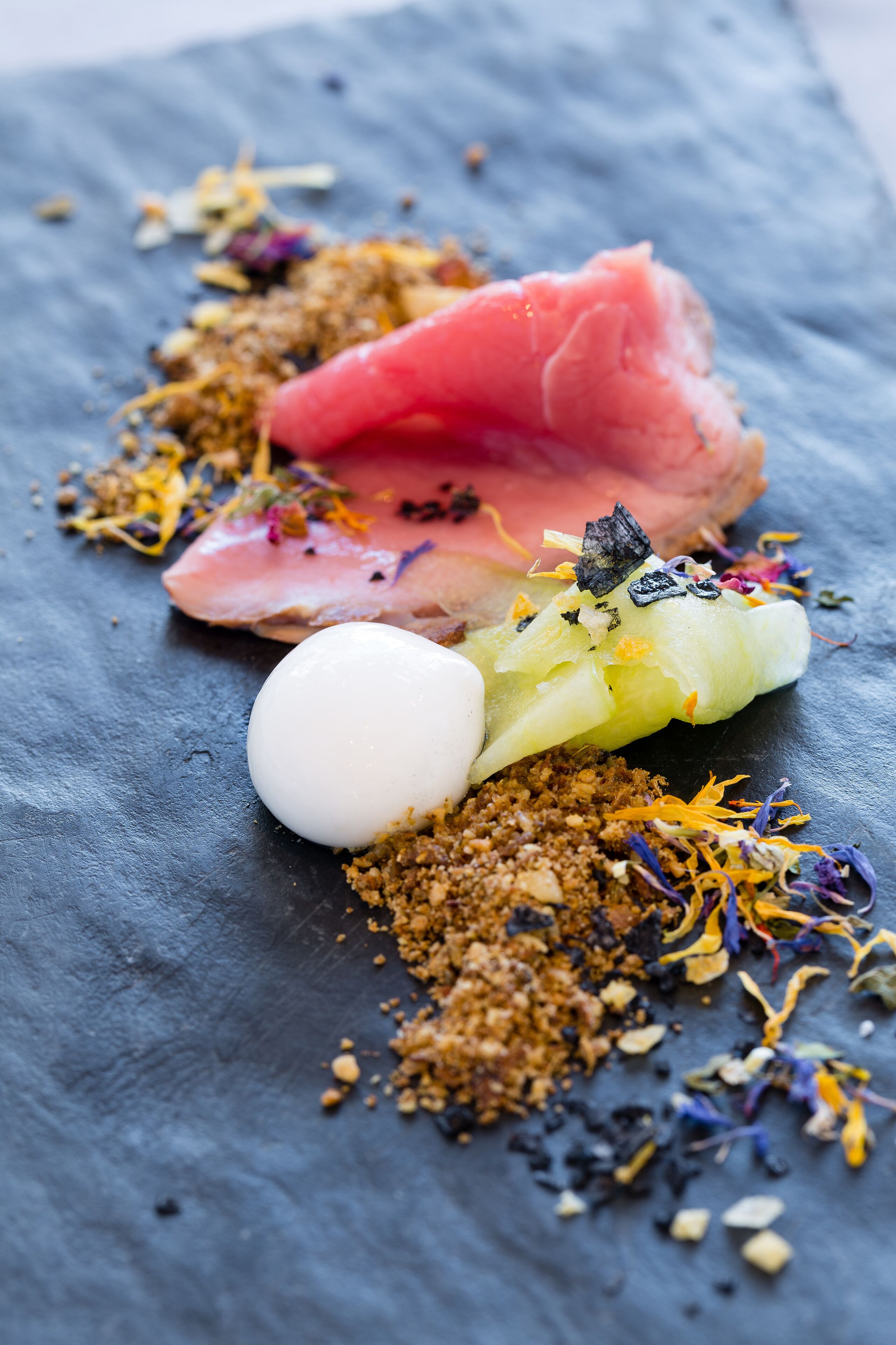 Un plato de postre con diferentes alimentos y adornos.