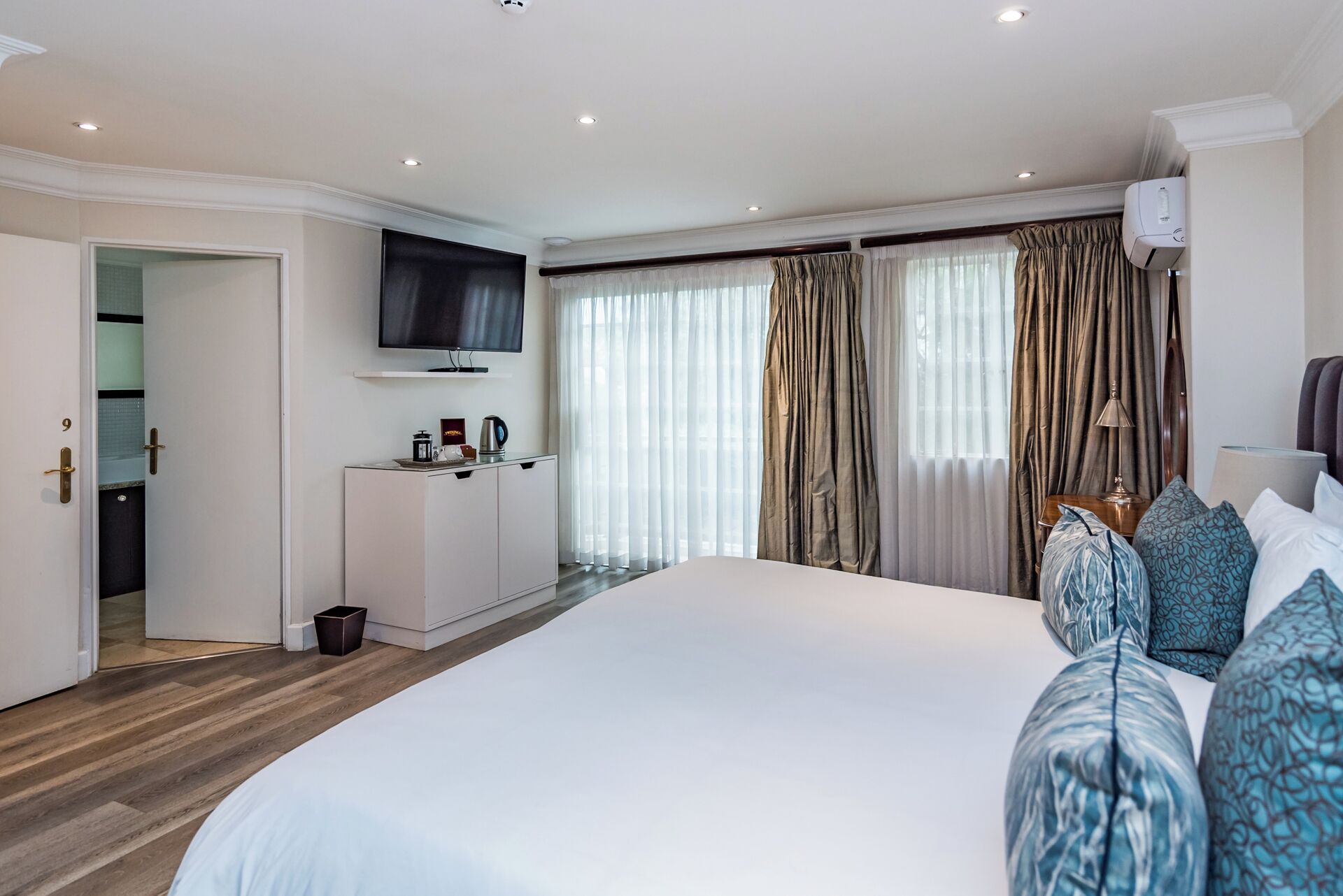 executive room, 1 king bed, non smoking, pool view | 1 bedroom, in-room safe, iron/ironing board, free wifi