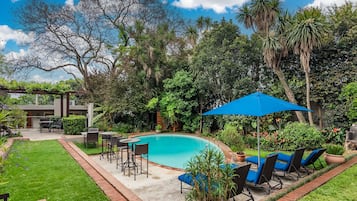 Outdoor pool, pool umbrellas, sun loungers