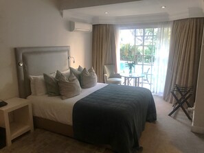 Quarto superior (King ) | Cofres nos quartos, ferros/tábuas de passar roupa, Wi-Fi de cortesia