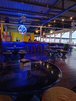 Se sirven almuerzos y cenas, cocina internacional