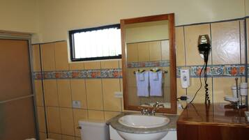 Ein Badezimmer mit Toilette, Waschbecken und Spiegel.